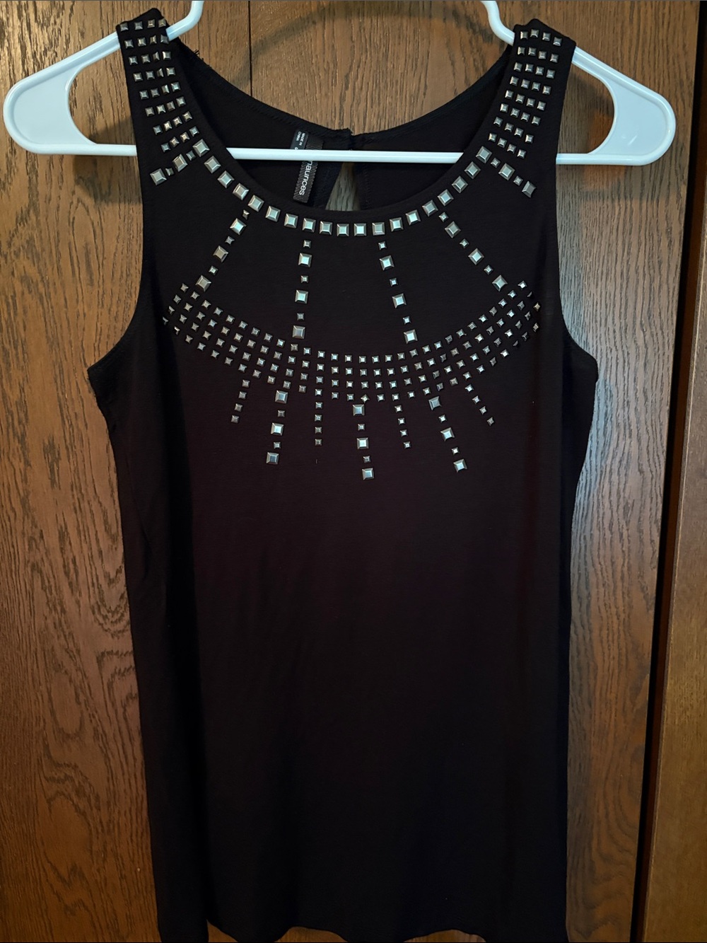 🩷MAURICES Rivet accented tank top Size Small